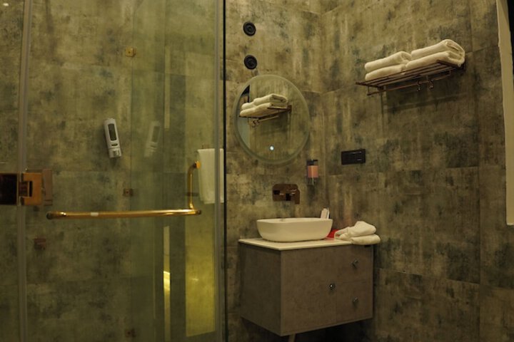 Room 52 of 95
