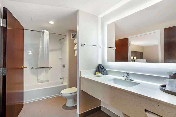 1 Queen Bed High Speed Internet Accessible Refrigerator, Coffee Maker, Hairdryer Full Breakfast (7 of 26)