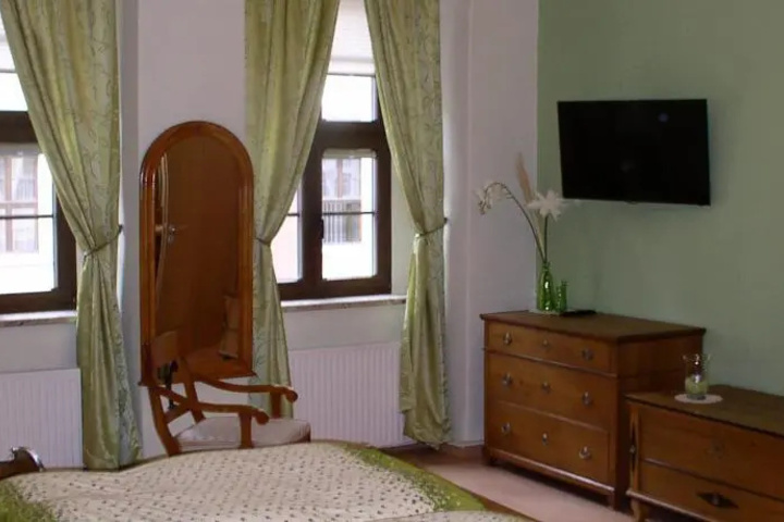 Room 4 of 18