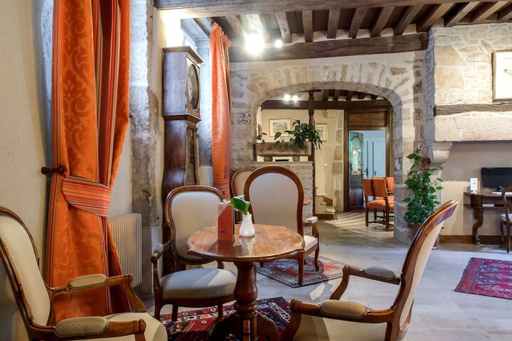 Lobby lounge