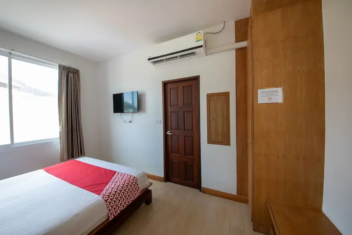 Room 5 of 12
