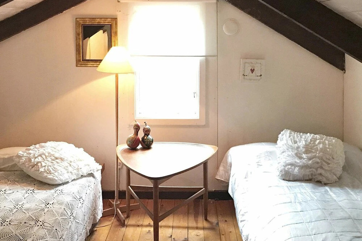 Room 2 of 10