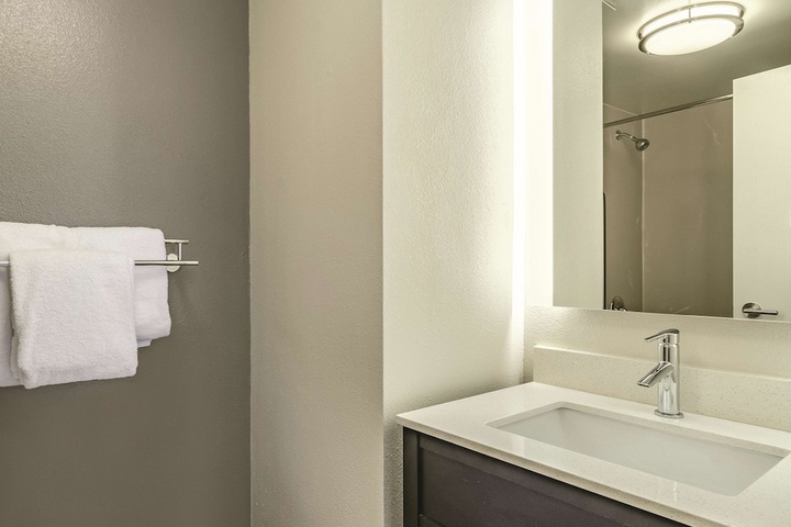 1 Queen Bed Mobility Hearing Impaired Accessible Room (11 of 17)