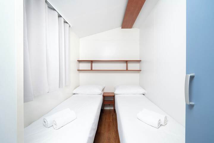 Room 13 of 82