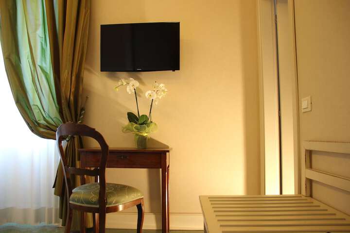 Room 16 of 180