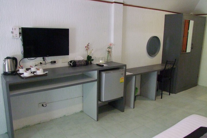 Room 27 of 83