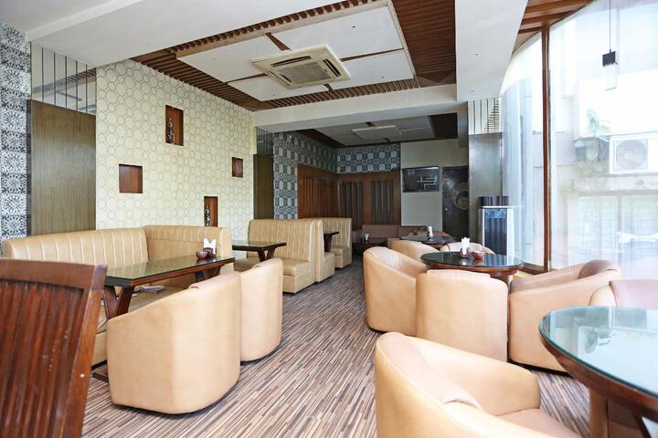 Lounge 6 of 12