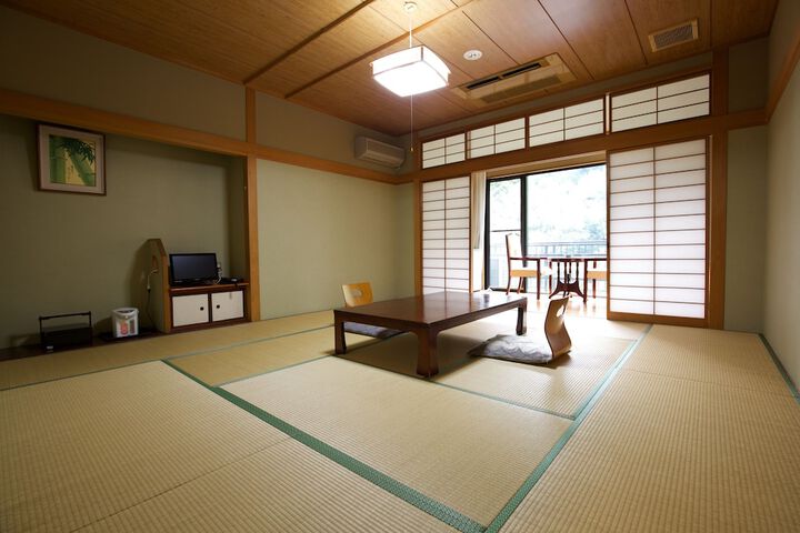 Room 11 of 32