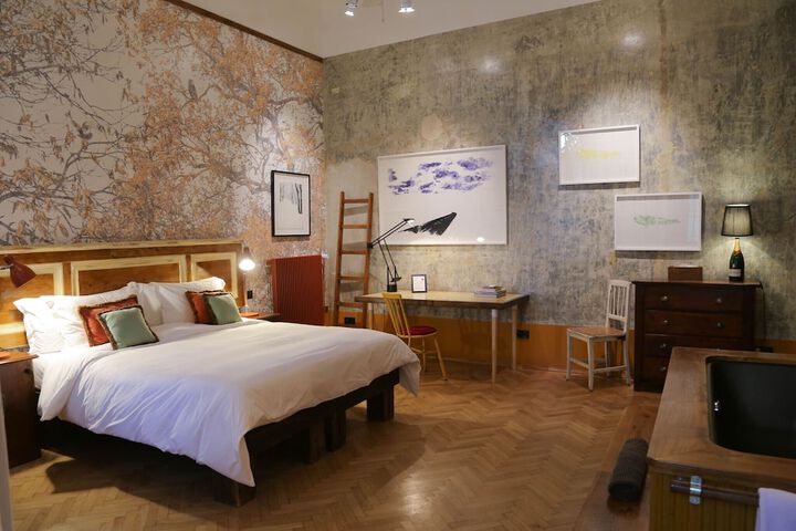 Room 6 of 42