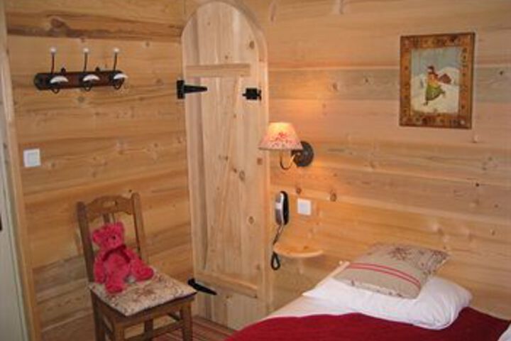Room 6 of 18