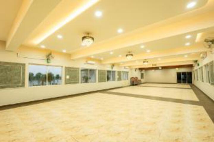 Ballroom/Hall 19 of 21