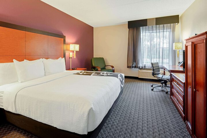1 King Bed Mobility Hearing Impaired Accessible Room (5 of 12)
