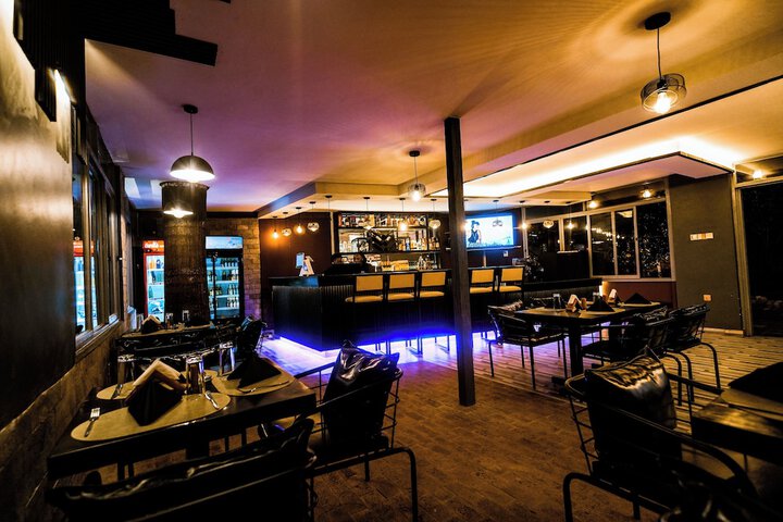 Lounge 31 of 46