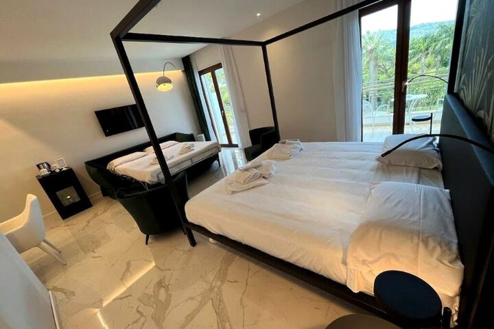 Room 42 of 101