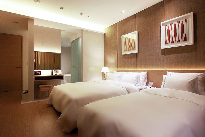 Room 13 of 21