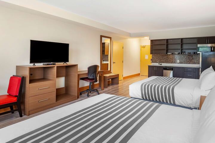 2 Queen Beds High Speed Internet Full Kitchen Coffee Maker, Hair Full Breakfast (14 of 16)