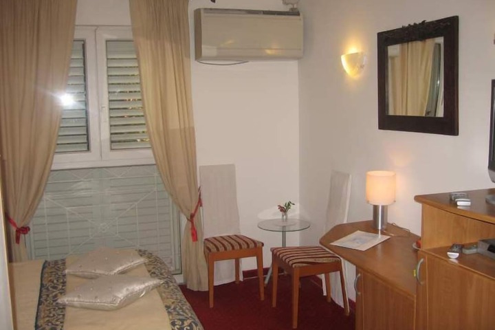 Room 10 of 42