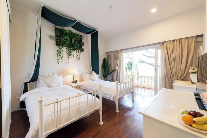 Room 42 of 177