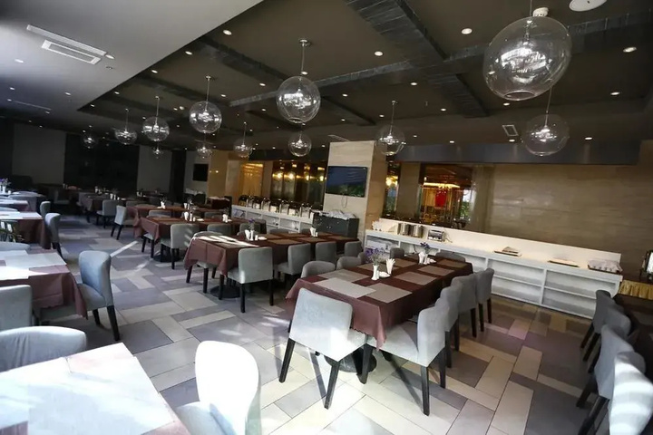 Dining 18 of 20