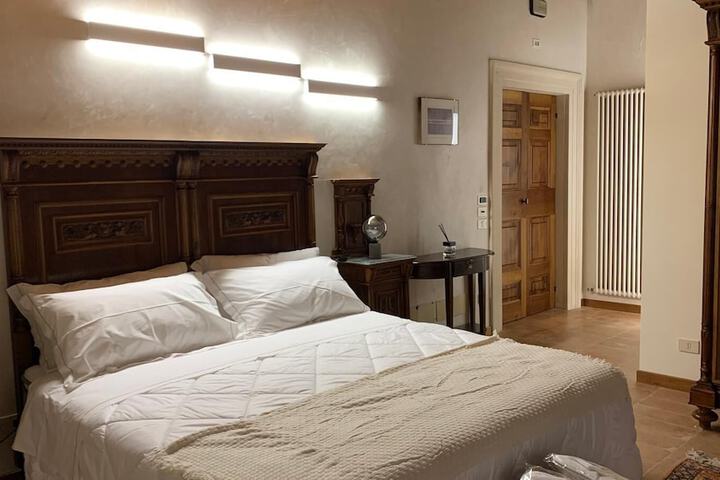 Room 4 of 9