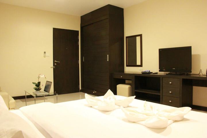 Room 3 of 28