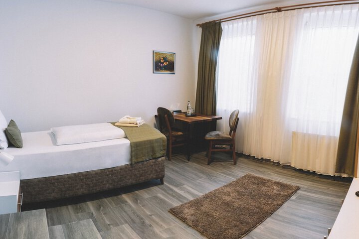 Room 3 of 8