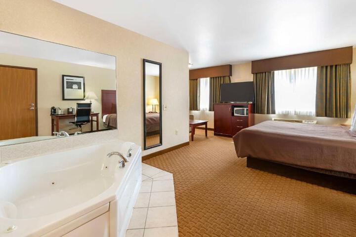 1 King Bed Work Desk Refrigerator WiFi Continental Breakfast (11 of 14)
