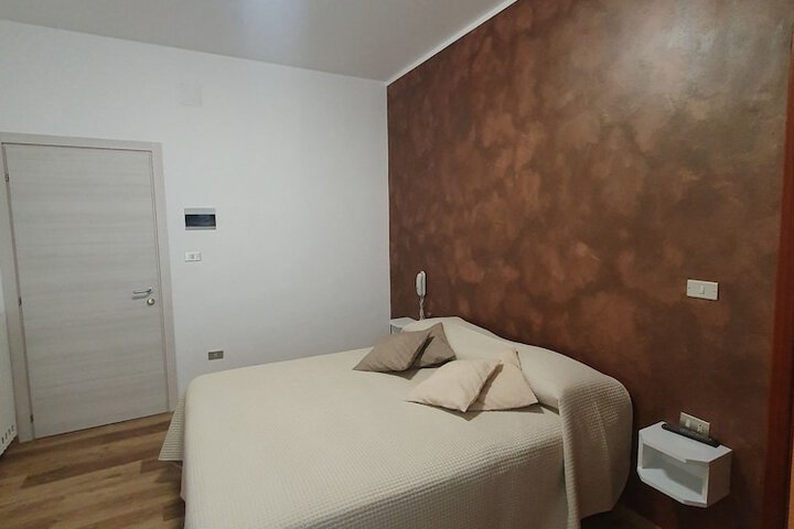 Room 5 of 48
