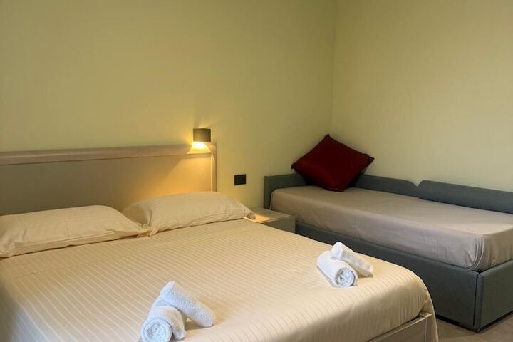 Room 9 of 104