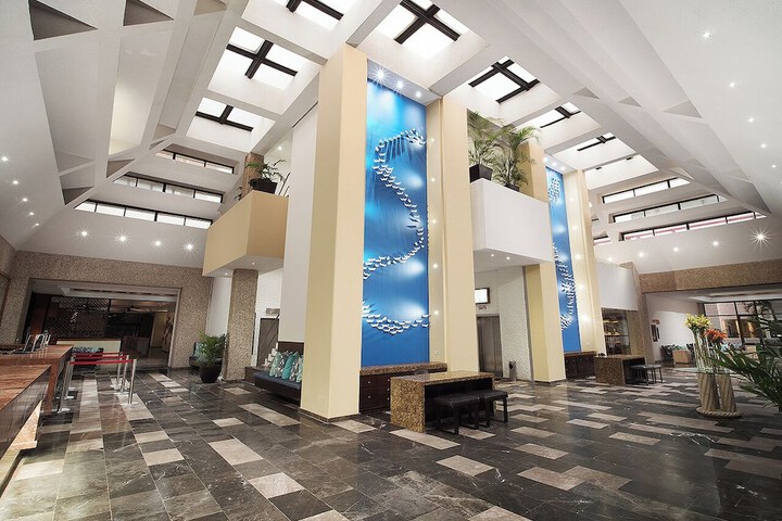 Entrance & Lobby