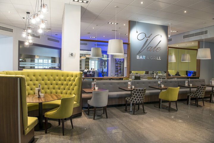 Lounge 112 of 122