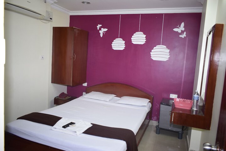 Room 5 of 18