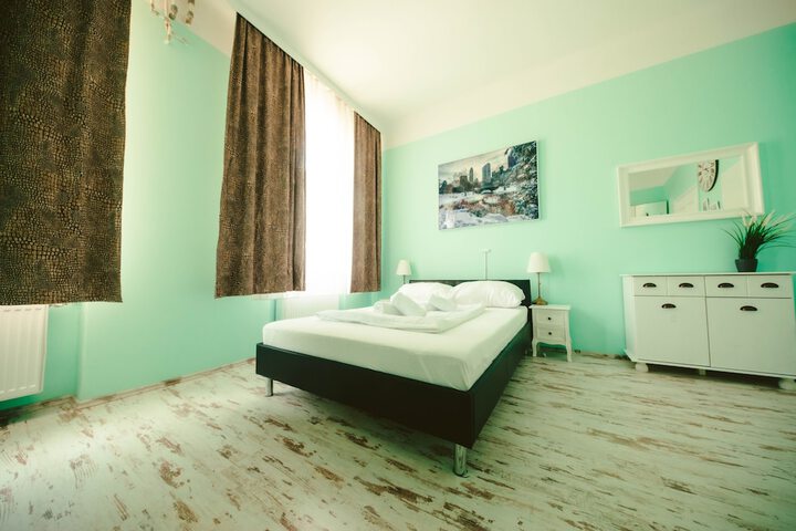Room 10 of 26