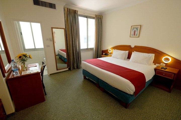 Room 30 of 74