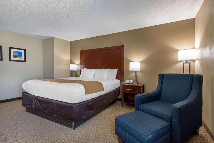 1 King Bed (5 of 13)