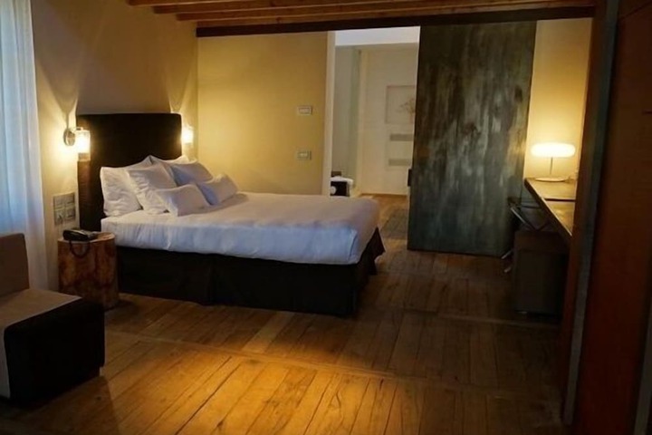 Room 6 of 52