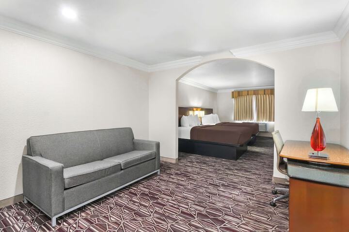 2 Queen Beds Microwave and Refrigerator Full Breakfast (9 of 15)
