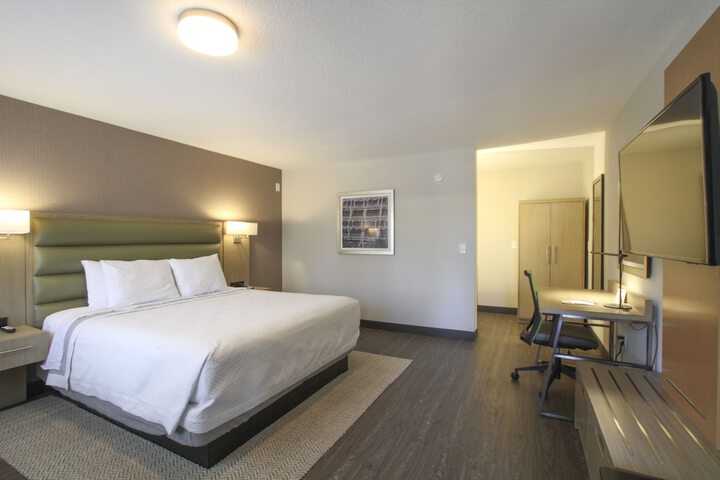 1 King Bed (4 of 9)