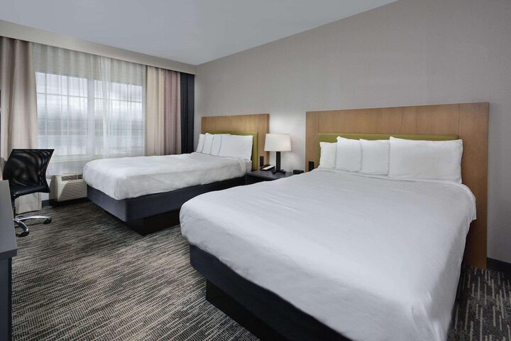 2 Queen Beds (7 of 10)