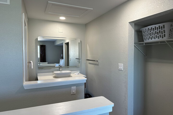 Room 11 of 38