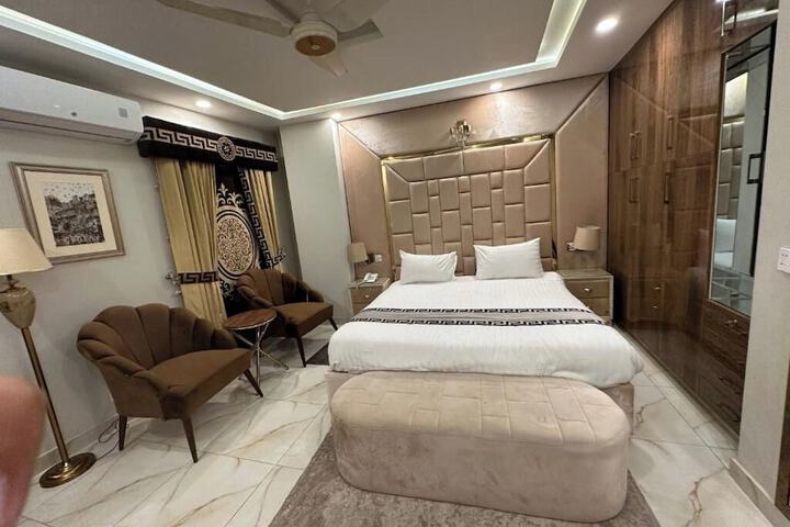 Room 4 of 16
