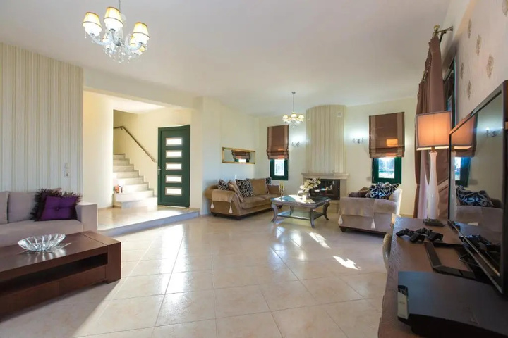 Room 4 of 18