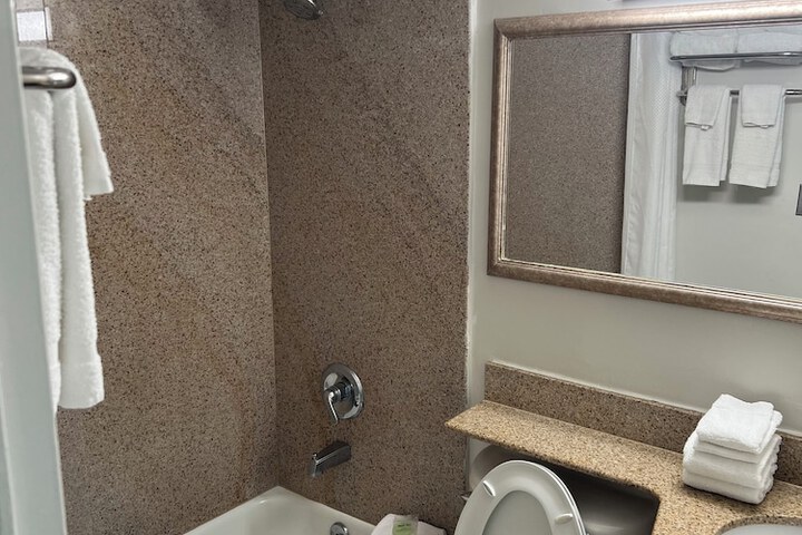 Room 6 of 17