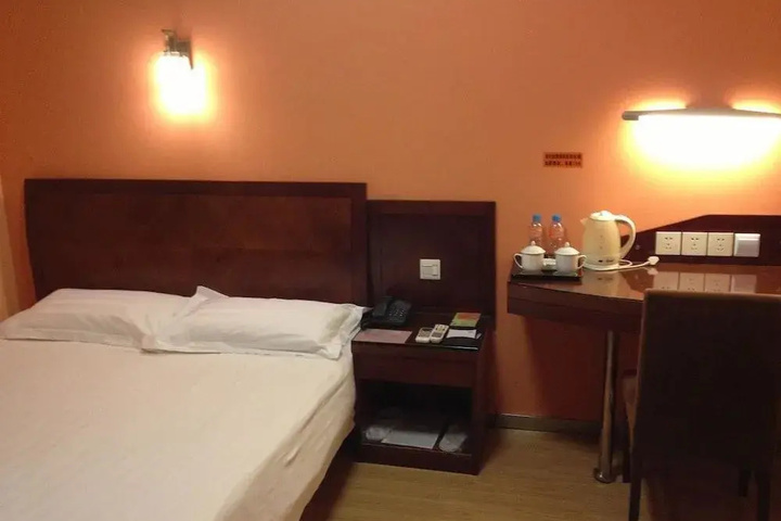 Room 4 of 9