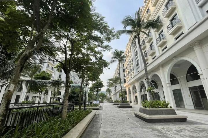 Hotel Exterior 27 of 28