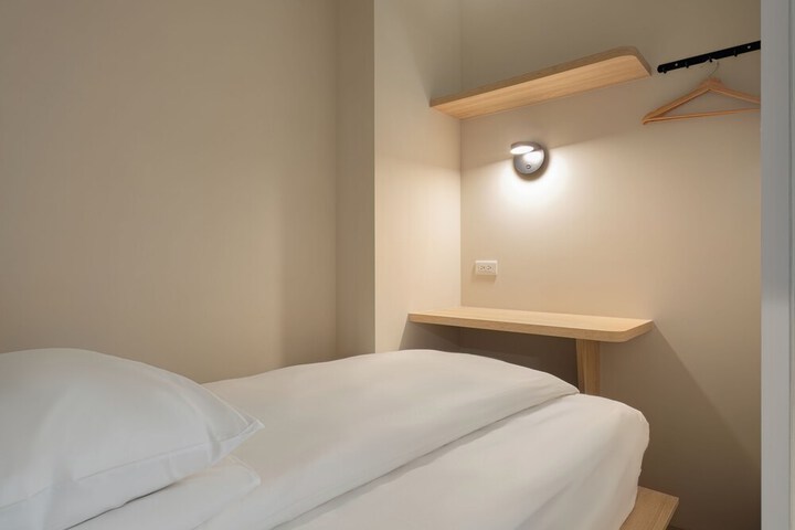 Room 15 of 32