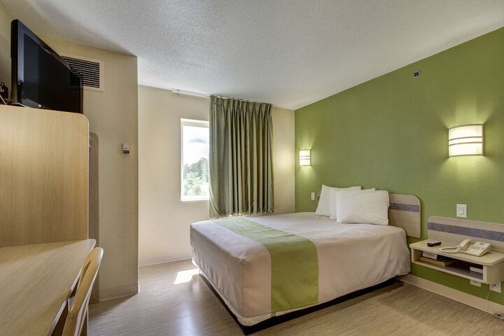 1 Queen Bed (6 of 7)