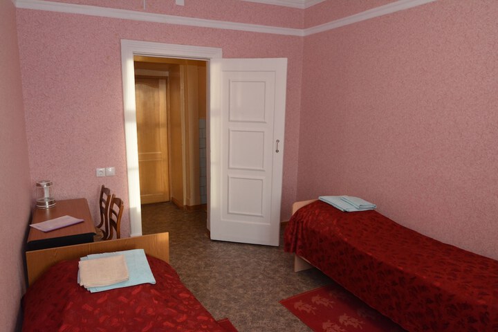 Room 12 of 100