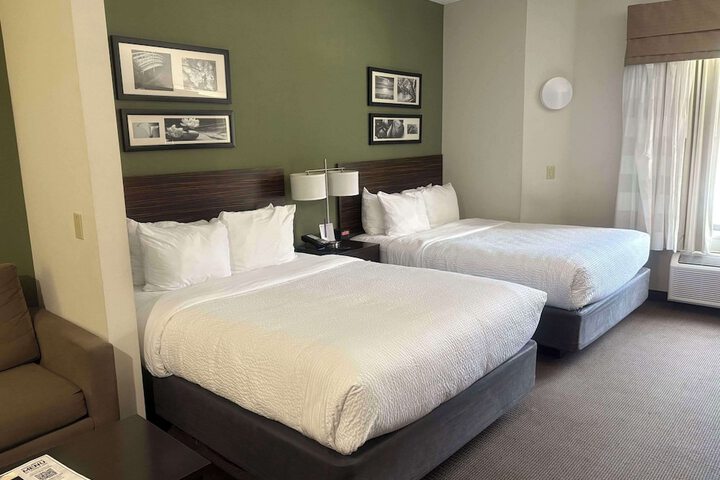 Queen Bed Accessible (3 of 18)