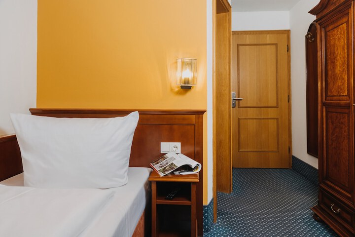Room 11 of 37